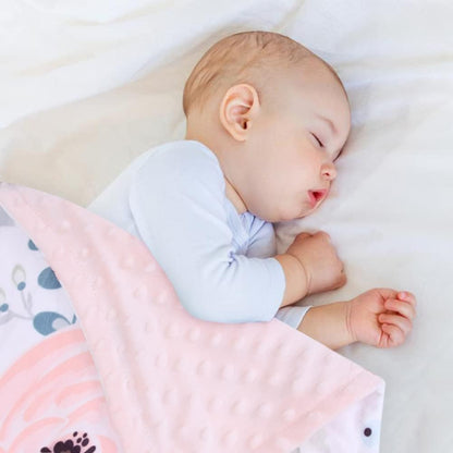 Couverture en polaire bébé avec motif floral rose, douce et confortable pour les moments de repos