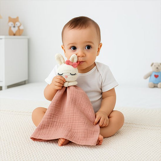 Doudou bebe compagnon affectif offrant douceur et sécurité pour les premiers mois