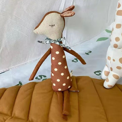 Doudou biche marron à pois doux pour bébé, compagnon tendre idéal pour les calins et le reconfort