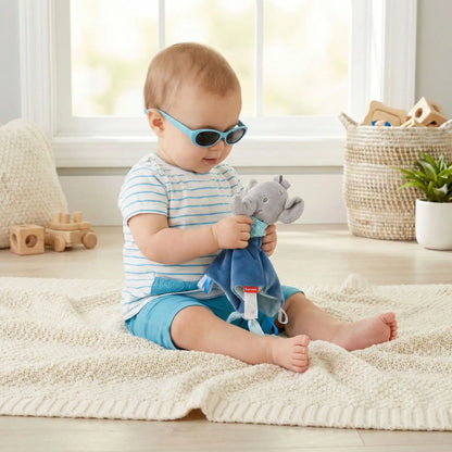 Bébé s’amusant avec son doudou elephant, doux et rassurant, compagnon idéal