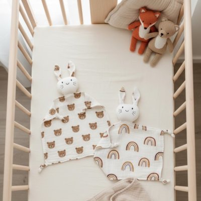 Doudou lapin motif ourson arc-en-ciel, pratique et doux