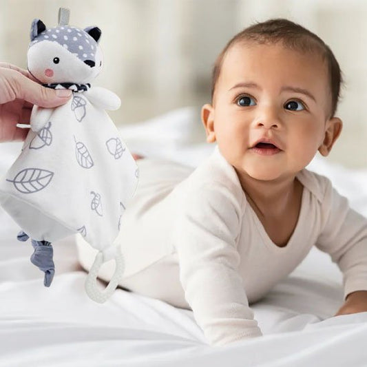 Bébé heureux découvrant son doudou bébé élégant et câlin