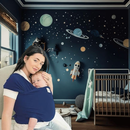 Maman portant son bébé dans une écharpe de portage bébé bleu confortable à la maison, moment de tendresse