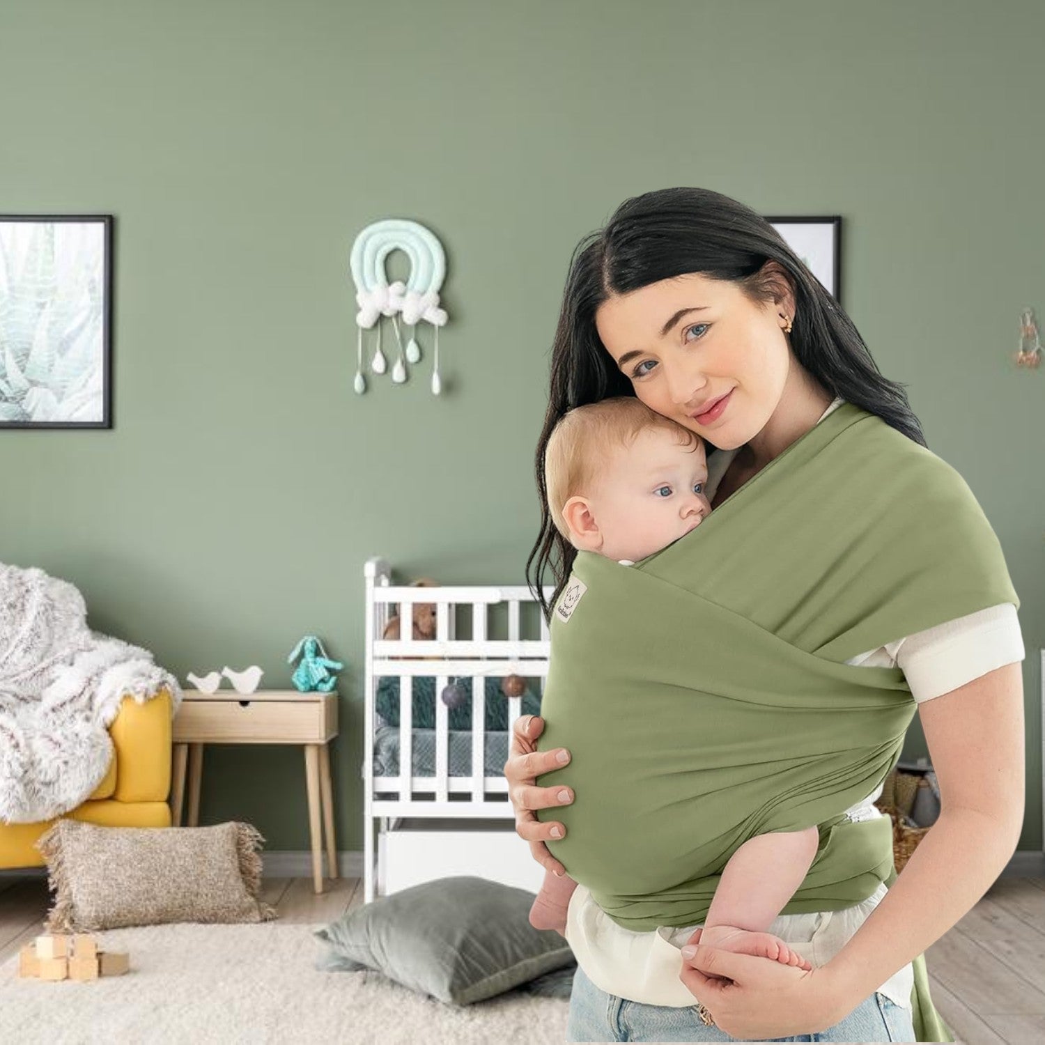 Maman portant son bébé dans une écharpe de portage bébé vert confortable et respirante à la maison