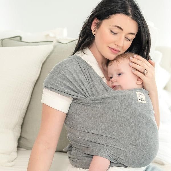 Écharpe de portage bébé pour des moments de câlins entre maman et bébé, favorisant le bien-être, la douceur et la proximité