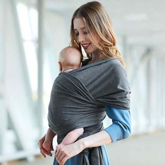 Écharpe de portage gris foncé offrant liberté de mouvement, bébé et maman confortables et heureux