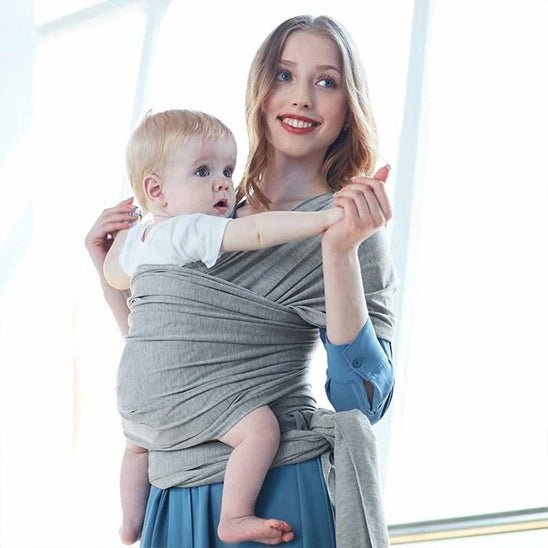 Écharpe de portage grise offrant liberté de mouvement, bébé et maman heureux