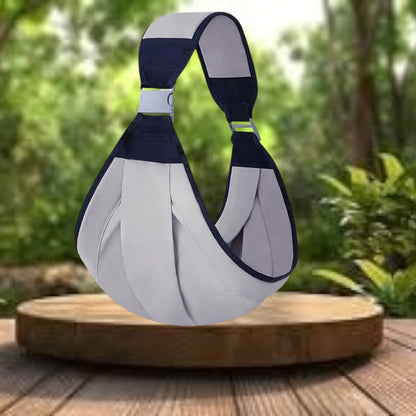 Echarpe de portage bébé de couleur grise, exposée sur une table en bois dans le jardin, confort et praticité