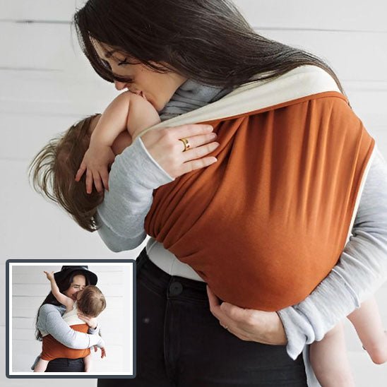 Maman portant son bébé en peau à peau dans une écharpe de portage marron, moment de tendresse et de réconfort