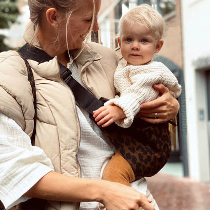 Écharpe de portage motif léopard bébé porté en position latérale par la maman