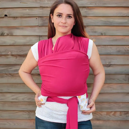 Écharpe de portage rose idéale pour bébé fille, confort et proximité avec maman