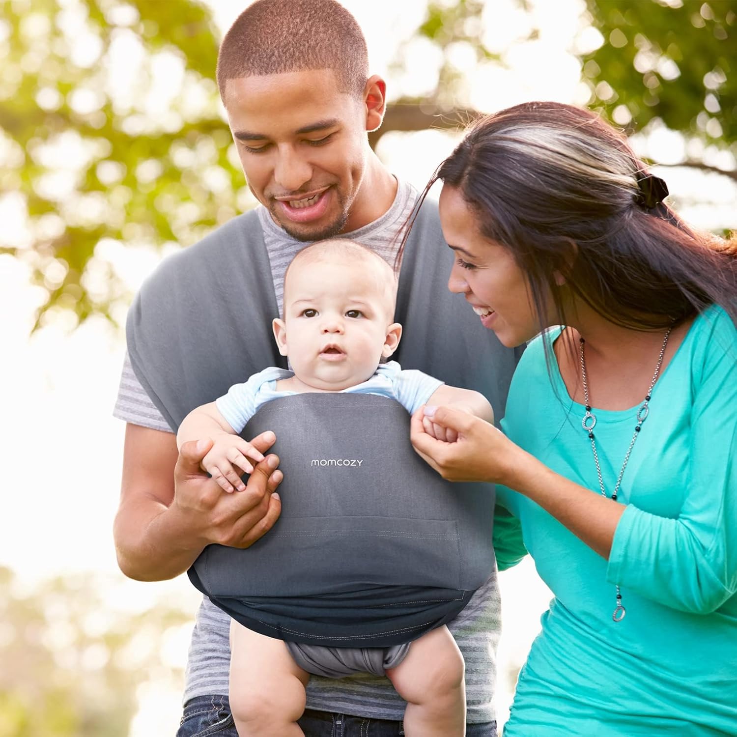 Echarpe sling gris pour bébé, moment amusant et complice avec les parents