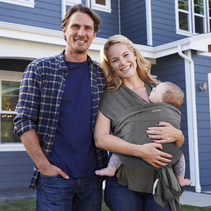 Bébé porté en echarpe sling gris, moment amusant partagé avec ses parents