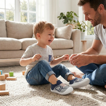 Chaussure bébé garçon confortable et pratique pour jouer à l'intérieur avec papa
