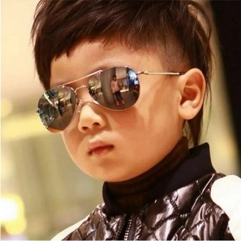 Garçon avec lunettes de soleil enfant gris style cool et moderne