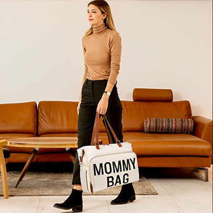 Grande femme marchant avec un sac a langer bebe dans la main