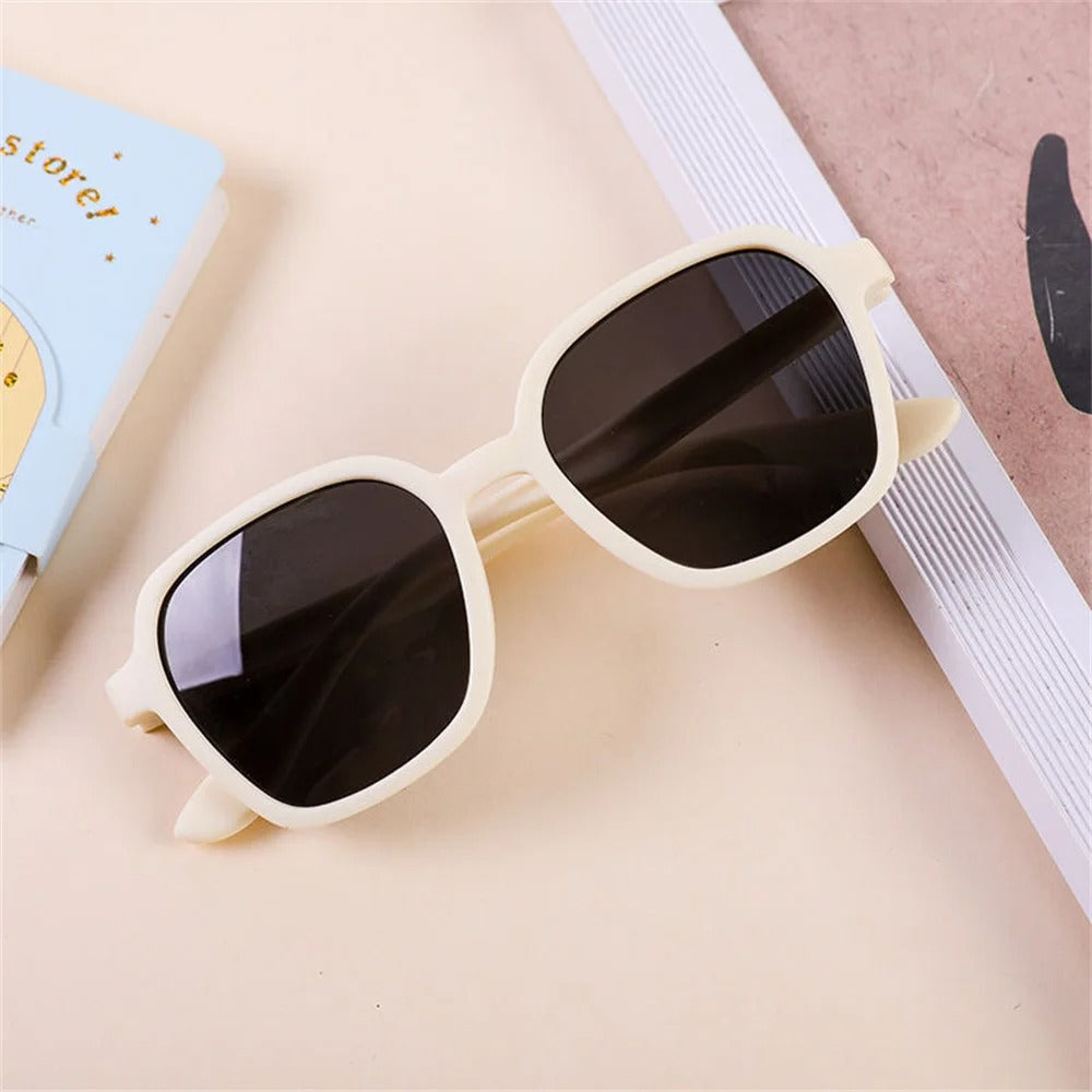 Lunette de soleil enfant blanche tendance idéale pour l’été et les vacances