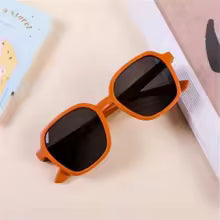 Lunette de soleil enfant orange tendance idéale pour l’été et les vacances