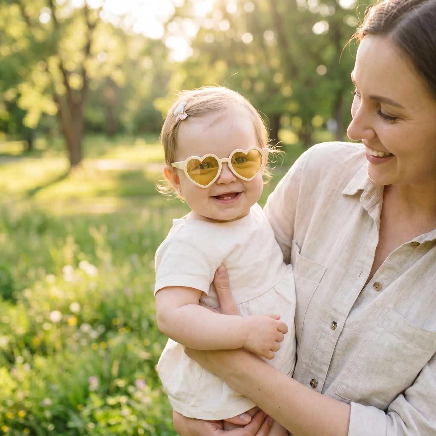 Lunette de soleil bébé beige avec motif cœur adorable pour enfant