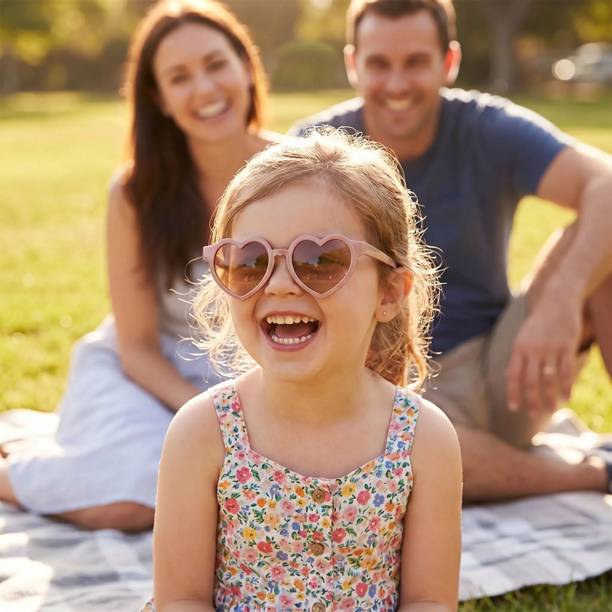Lunette de soleil bébé nude avec motif cœur adorable pour fille hors balade pic-nique avec famille