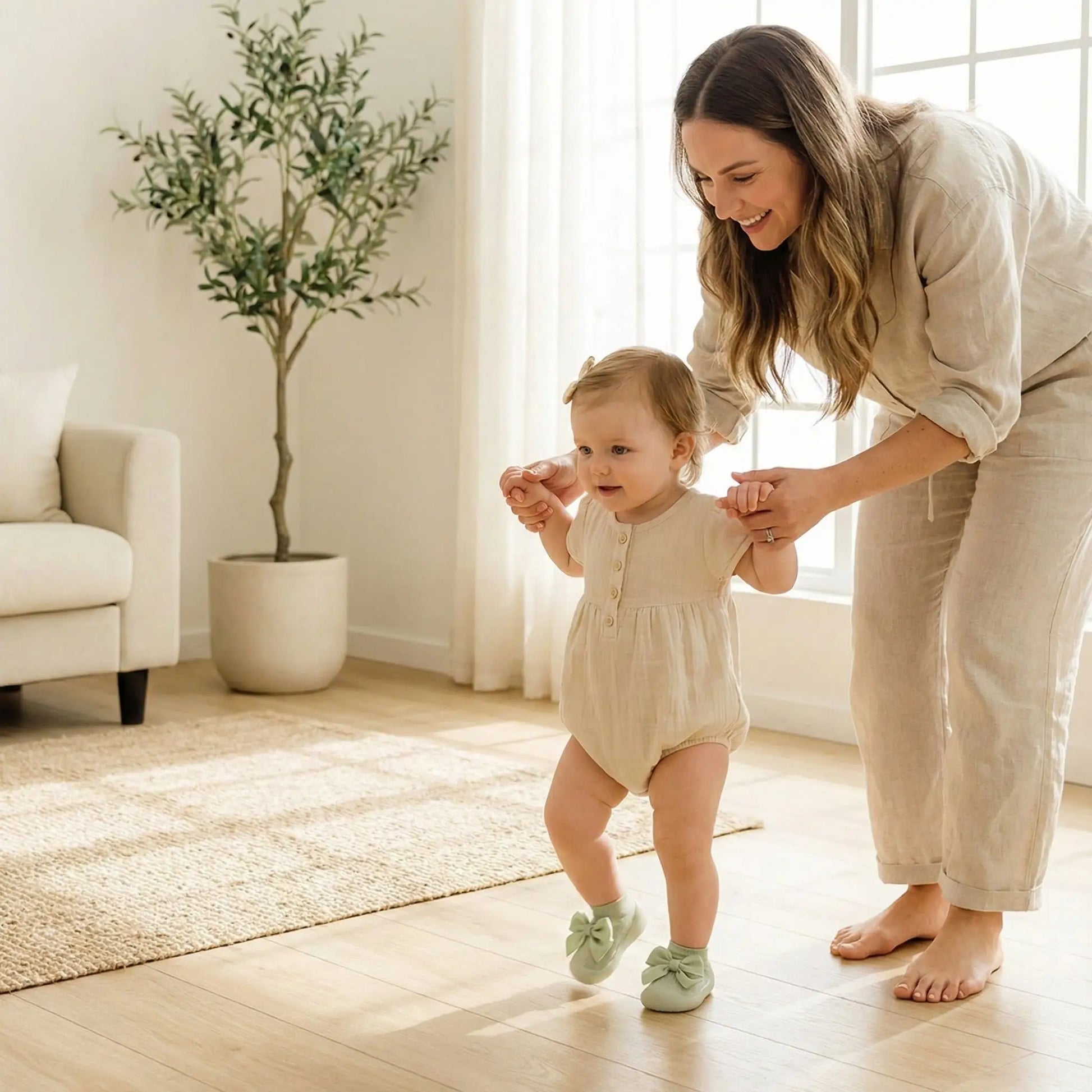 Maman aidant sa princesse à marcher avec une chaussure bebe fille verte