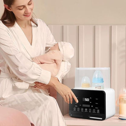 Maman souriante allaitant son bébé à côté d’un chauffe biberon moderne avec écran digital 