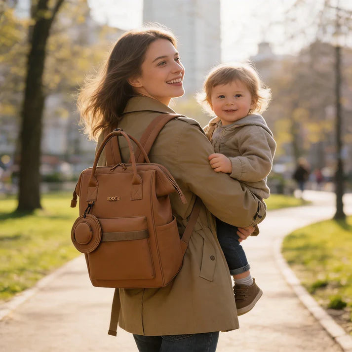Maman moderne avec bébé portant un sac à langer luxe pratique et élégant