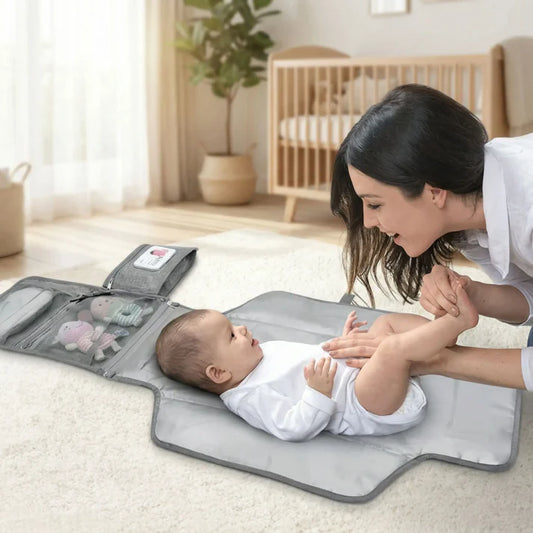 Maman changeant son bebe sur un tapis a langer nomade impermeable portable et confortable 