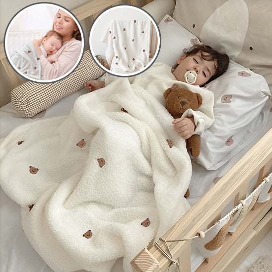 maman-couvrant-bébé-avec-couverture-bébé-flanelle-micro-polaire