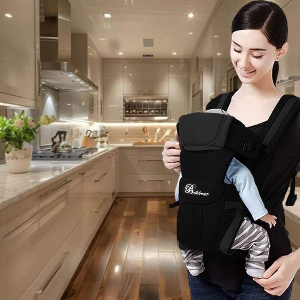 Maman préparant repas en portant son bébé en porte bébé physiologique, confort et sécurité assurés