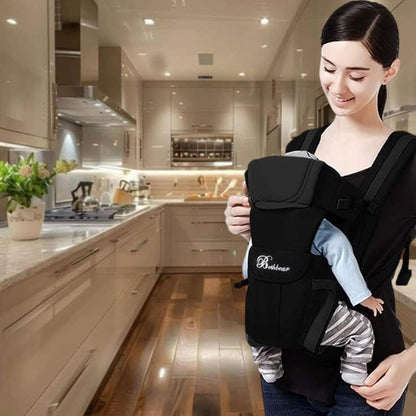 Maman préparant repas en portant son bébé en porte bébé physiologique, confort et sécurité assurés
