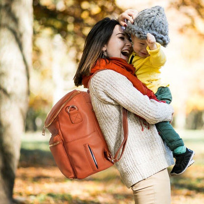 Sac à langer luxe en cuir synthétique avec compartiments dédiés et accessoires inclus, parfait pour les déplacements avec bébé.