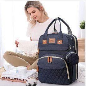 Maman moderne avec sac à dos à langer pour bébé et rangement des affaires organisé et stylé