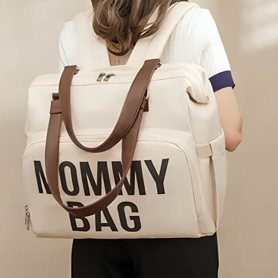 Maman avec sac a langer bebe porte sur le dos