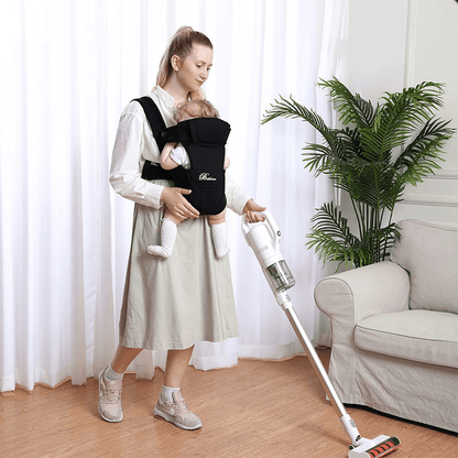 Maman travaillant et portant son bébé en porte bébé physiologique confortable