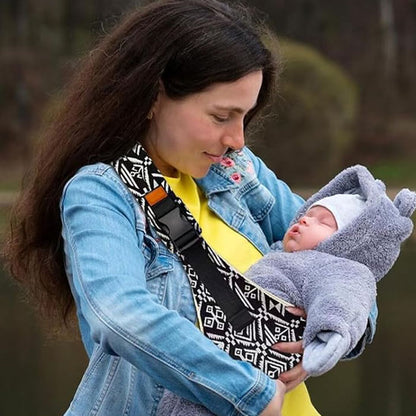 Moment de complicité entre bébé et maman avec écharpe de portage