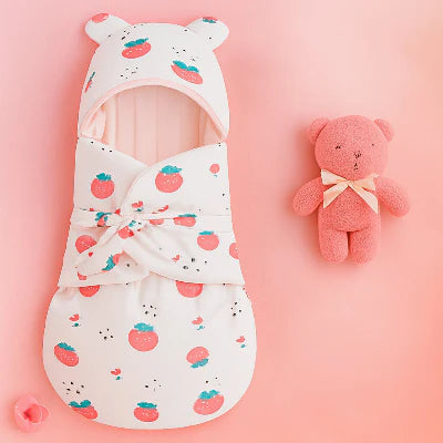 Nid d'ange bébé rose motif fraise
