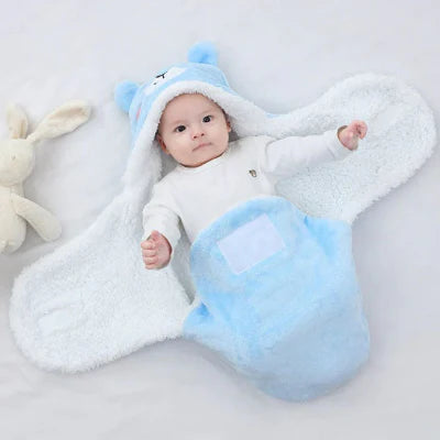 Nid d'ange évolutif bleu avec motif ourson, offrant confort et chaleur pour bébé