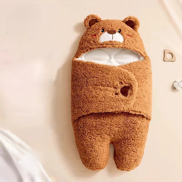 Nid d'ange marron motif ourson pour bébé, jambes écartées pour confort et chaleur