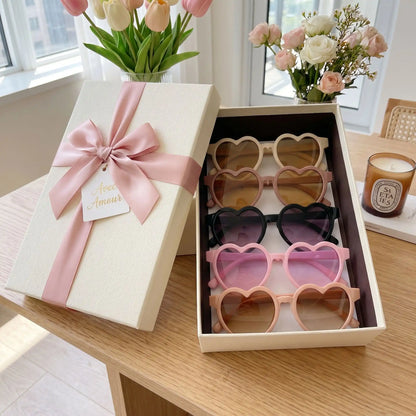Plusieurs variantes de lunettes de soleil bébé pour fille avec motif cœur