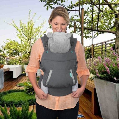 Porte bebe gris avec capuche en portage avant face à maman, confortable et sécurisé 