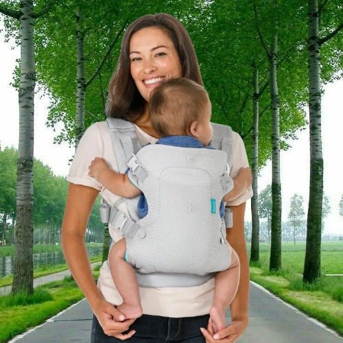 Porte bebe confortable pour une balade au parc, maman et bébé profitent d’un moment agréable