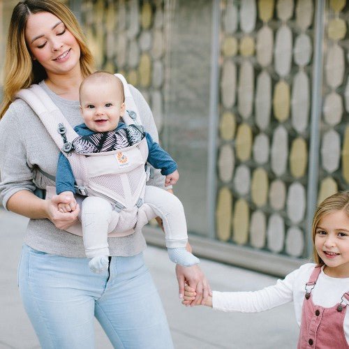 Porte bebe au design élégant pour sortie maman et bébé assurant confort et style