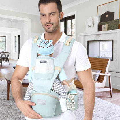 Papa portant bébé avec un porte bebe ergonomique et doux