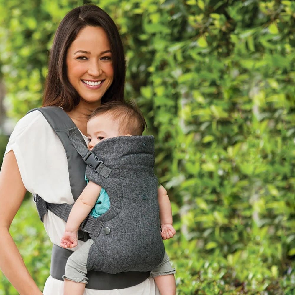 Porte bebe ergonomique pour le portage face à maman, offrant confort et sécurité pour bébé et parent