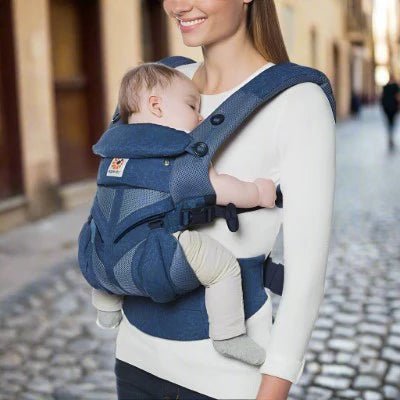 Porte bebe flexible bleu avec bébé endormi, confort et sécurité assurés pour bébé et maman