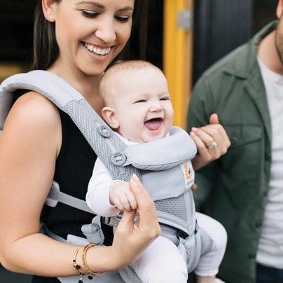 Porte bebe flexible gris ergonomique offrant confort et maintien pour bébé et parent