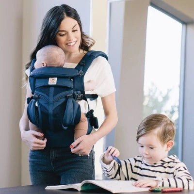 Porte bebe flexible, maman portant bébé tout en révisant la leçon de l’enfant, confort et praticité assurés