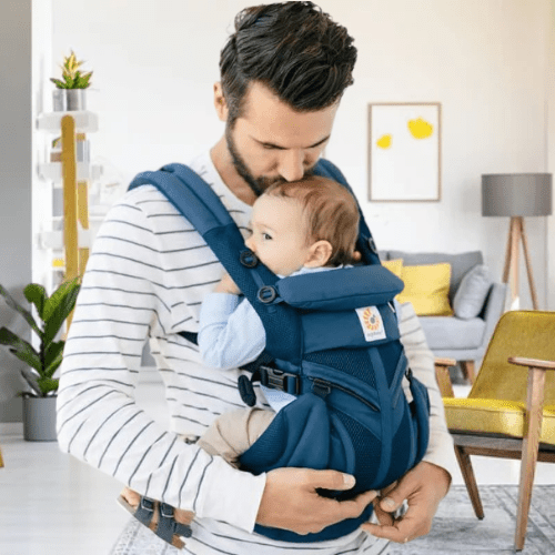 Porte bebe flexible pour des moments de tendresse et câlins entre papa et bébé