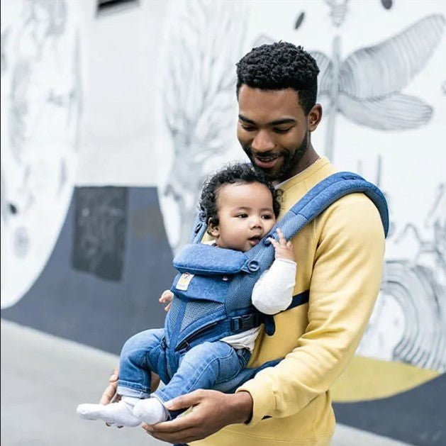 Porte bebe ergonomique flexible en portage face au monde, pour une sortie agréable papa avec bébé